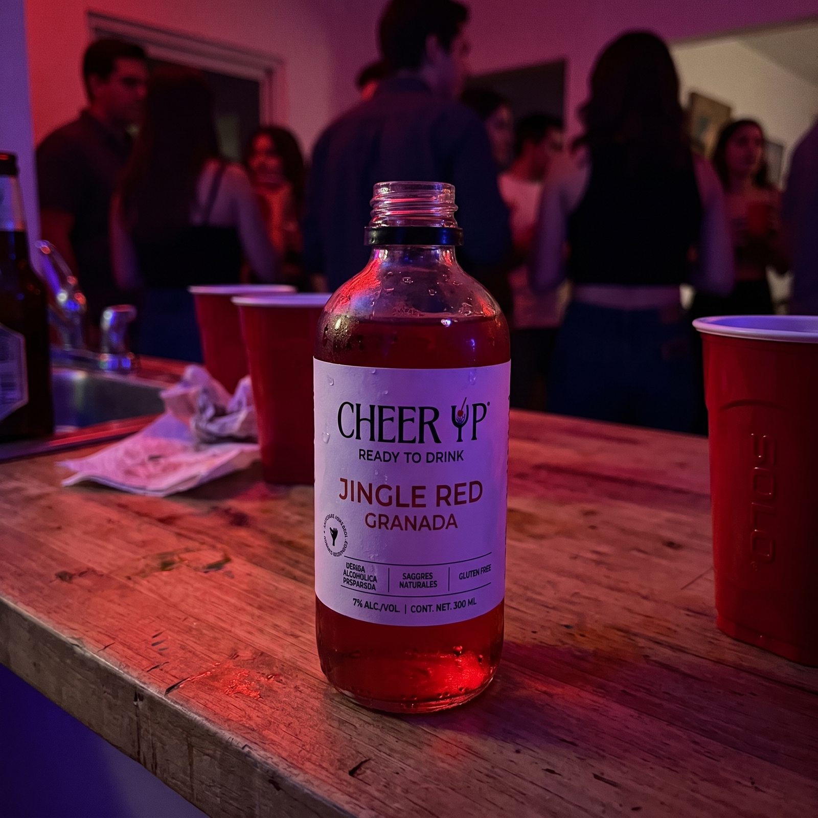 Botella de Cheer Up sobre la barra durante una reunión